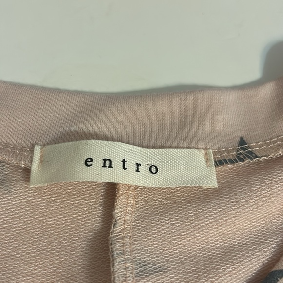 Entro size large light pink w/gray stars. Hi lo in back. Extra roomy. NWOT - Picture 4 of 7